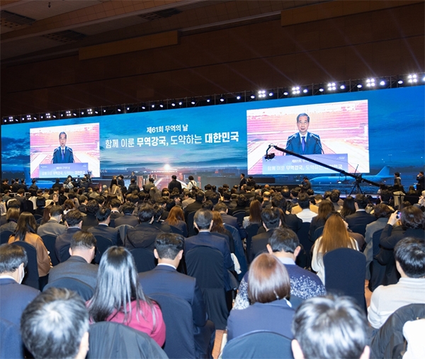 Pingsemi Receives the 5 Million Dollar Export Tower Award at the 61st Trade Day ...
